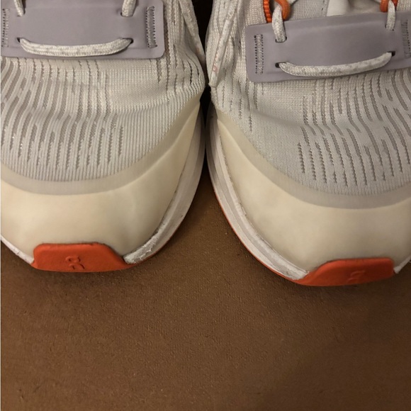 Perfect For walking and running, the brand is On cloud - Picture 4 of 7